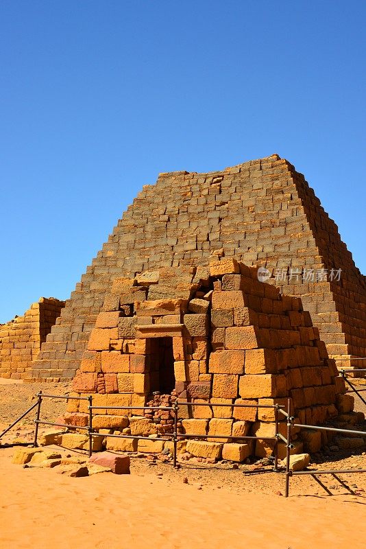 梅罗金字塔-撒哈拉沙漠中的努比亚坟墓-联合国教科文组织世界遗产，苏丹Begarawiyah -金字塔